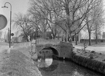 128534 Gezicht op de Brinkbrug over de Schalkwijksche Wetering tussen de Provincialeweg en de Brink te Schalkwijk ...